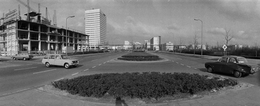 123839 Gezicht in de Beneluxlaan te Utrecht, vanuit de middenberm, uit het zuidoosten; links het in aanbouw zijnde ...